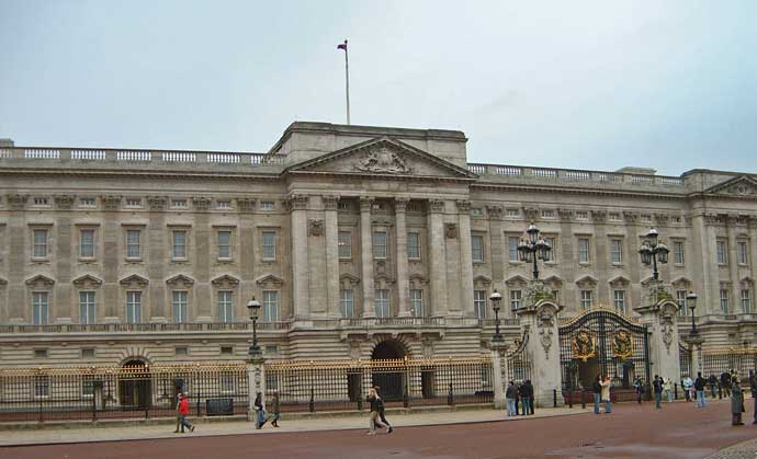 A front view of Buckingham Palace.