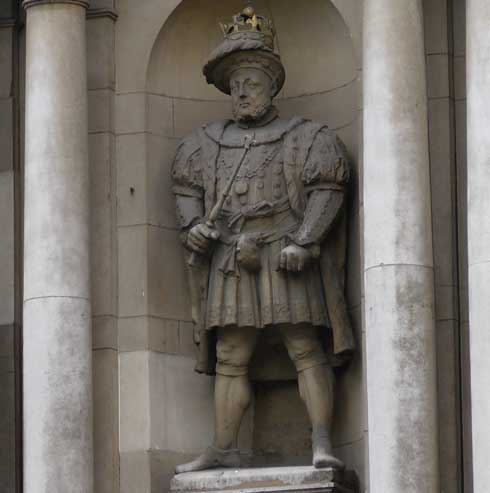 The Henry V111 statue over the gate of St Bart's Hospital.
