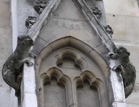 A depiction of a dog and cat growling at each other at the Royal Courts of Justice in London.